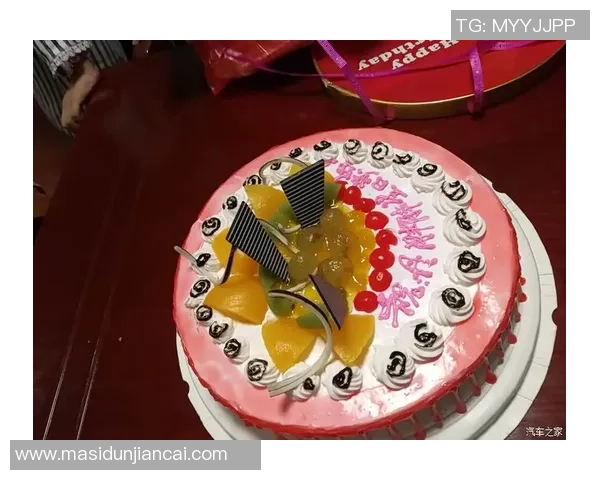 三层生日蛋糕为男生庆生篮球主题派对增添活力与乐趣